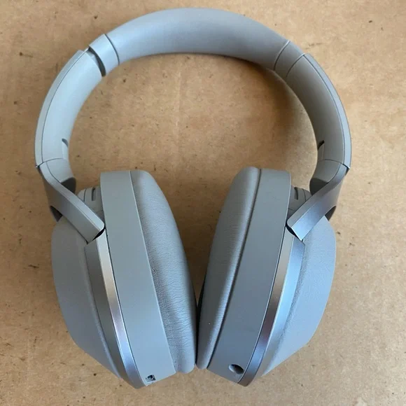 Sony WH-1000XM2 Wireless Headphones - Picture 7 of 9